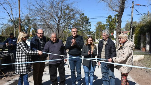 Inauguraron un tramo de pavimento en los barrios Villa Los Álamos y Villa Aero Club