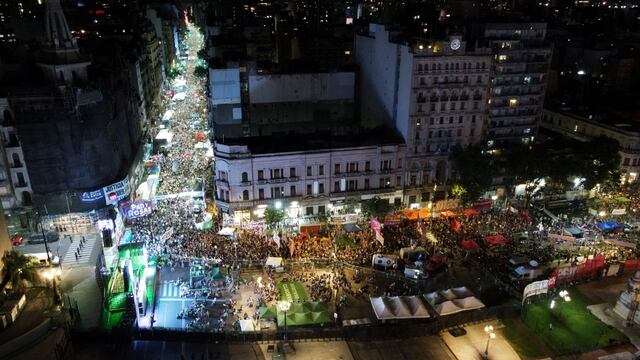 Una multitud de personas, a favor y en contra del aborto, hizo vigilia afuera del Congreso durante el debate por la ley de interrupción voluntaria del embarazo.