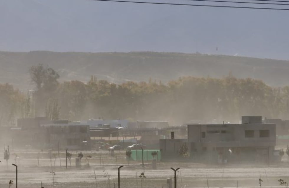 Suspenden las clases por viento zonda en Mendoza: qué departamentos se ven afectados