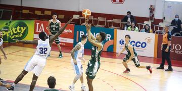 Latraius Mosley. el goleador de Atenas, en un ataque ante Oberá TC (Foto: La Liga Contenidos).