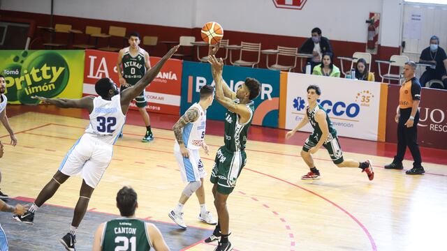 Latraius Mosley. el goleador de Atenas, en un ataque ante Oberá TC (Foto: La Liga Contenidos).