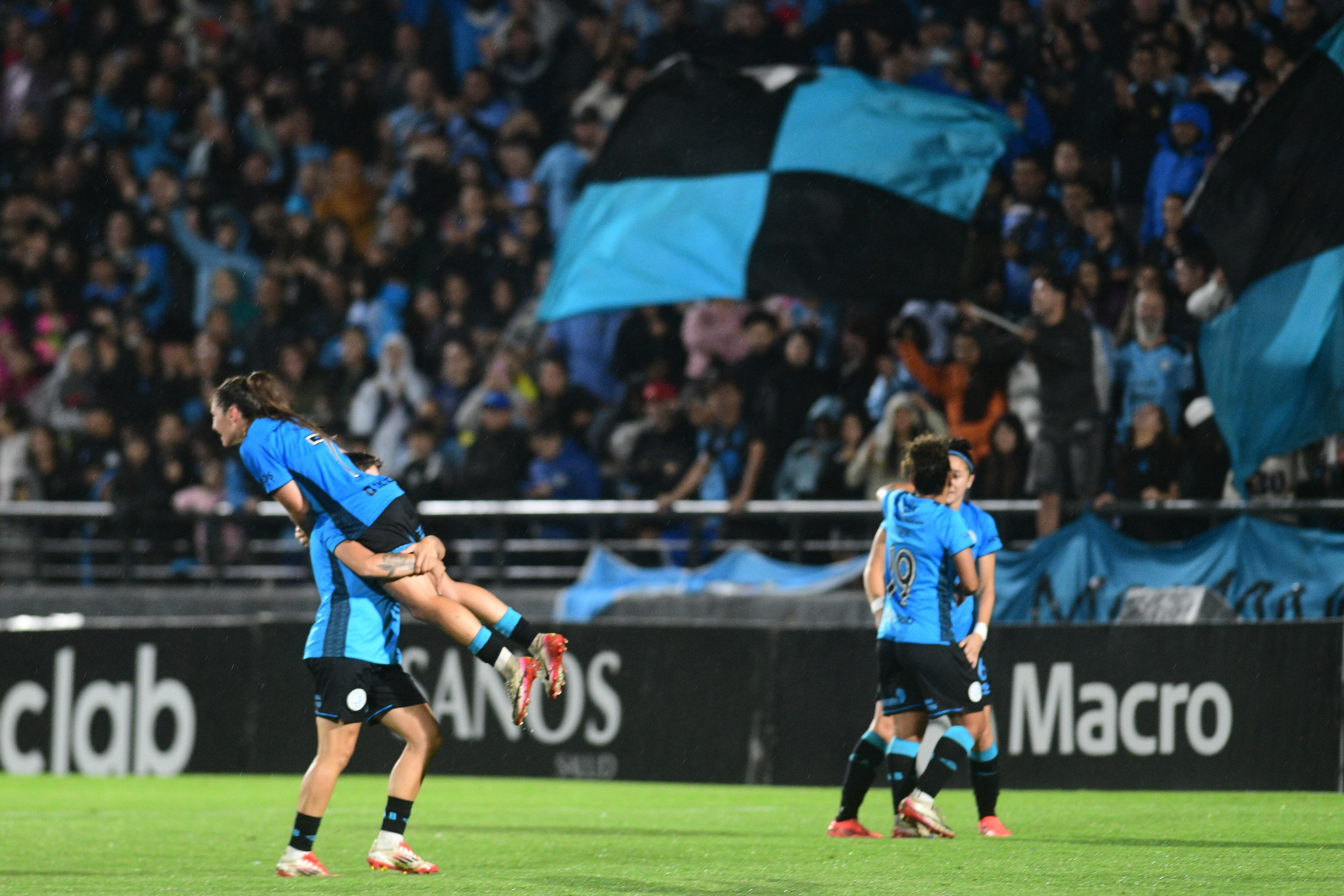 Belgrano venció 2-0 a Racing en Alberdi y se consagró campeón de AFA en Primera División. (Ramiro Pereyra / La Voz)