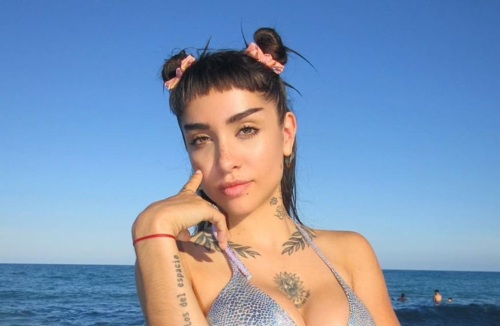 María Becerra enamoró con un look total green desde las playas de Los Ángeles