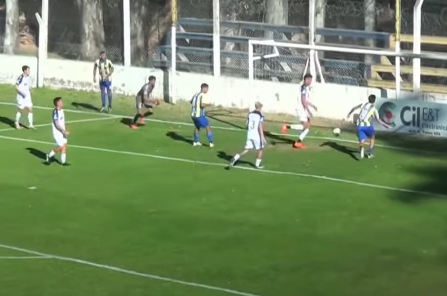 Bajo sospecha. Gol en contra y caída por 3 a 0 del equipo riocuartense aquel día por parte de Estudiantes de Río Cuarto en San Luis. (Captura de video)