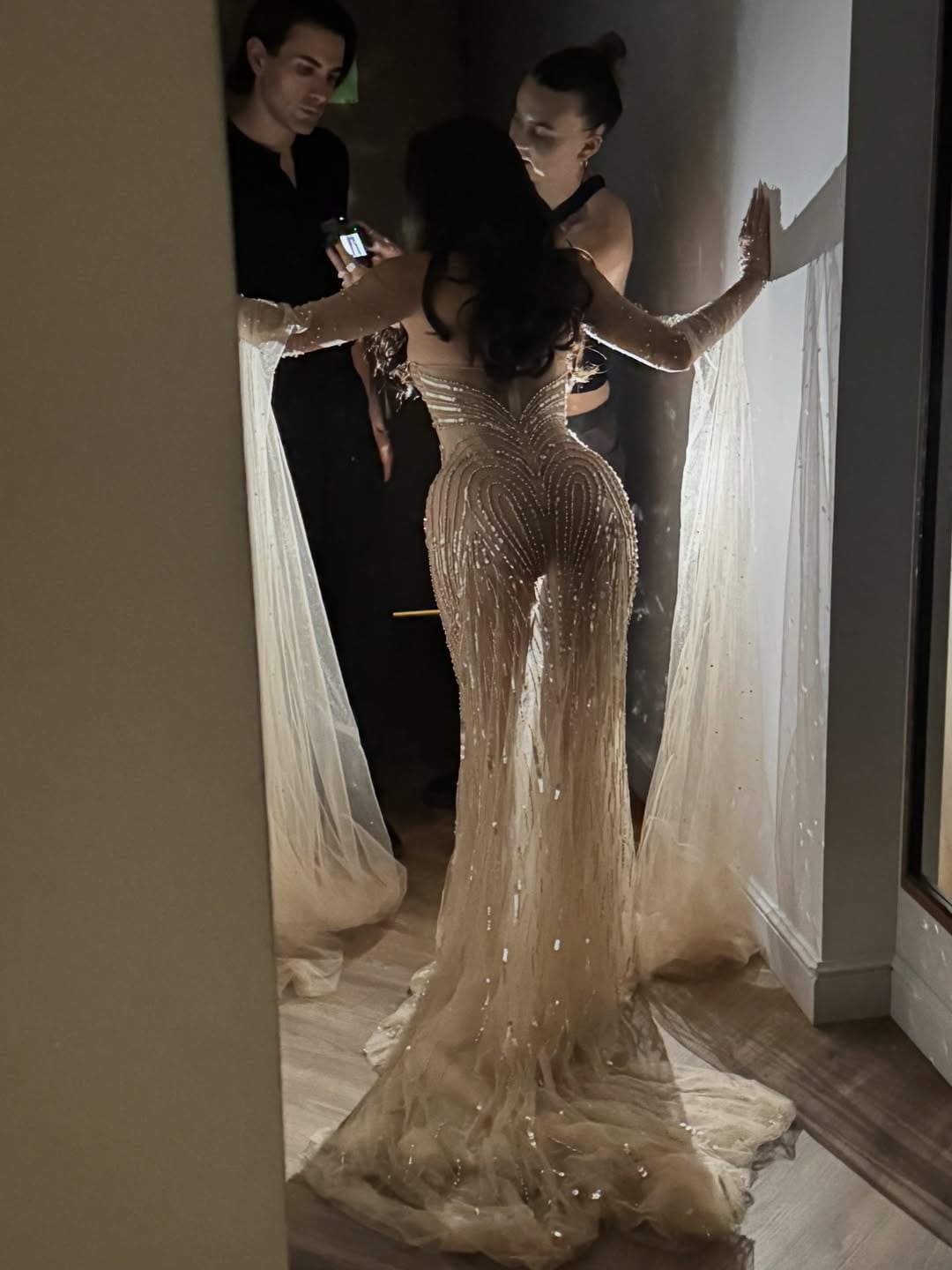 Emilia Mernes se consagró como la reina del brillo con un vestido semiajustado y transparente