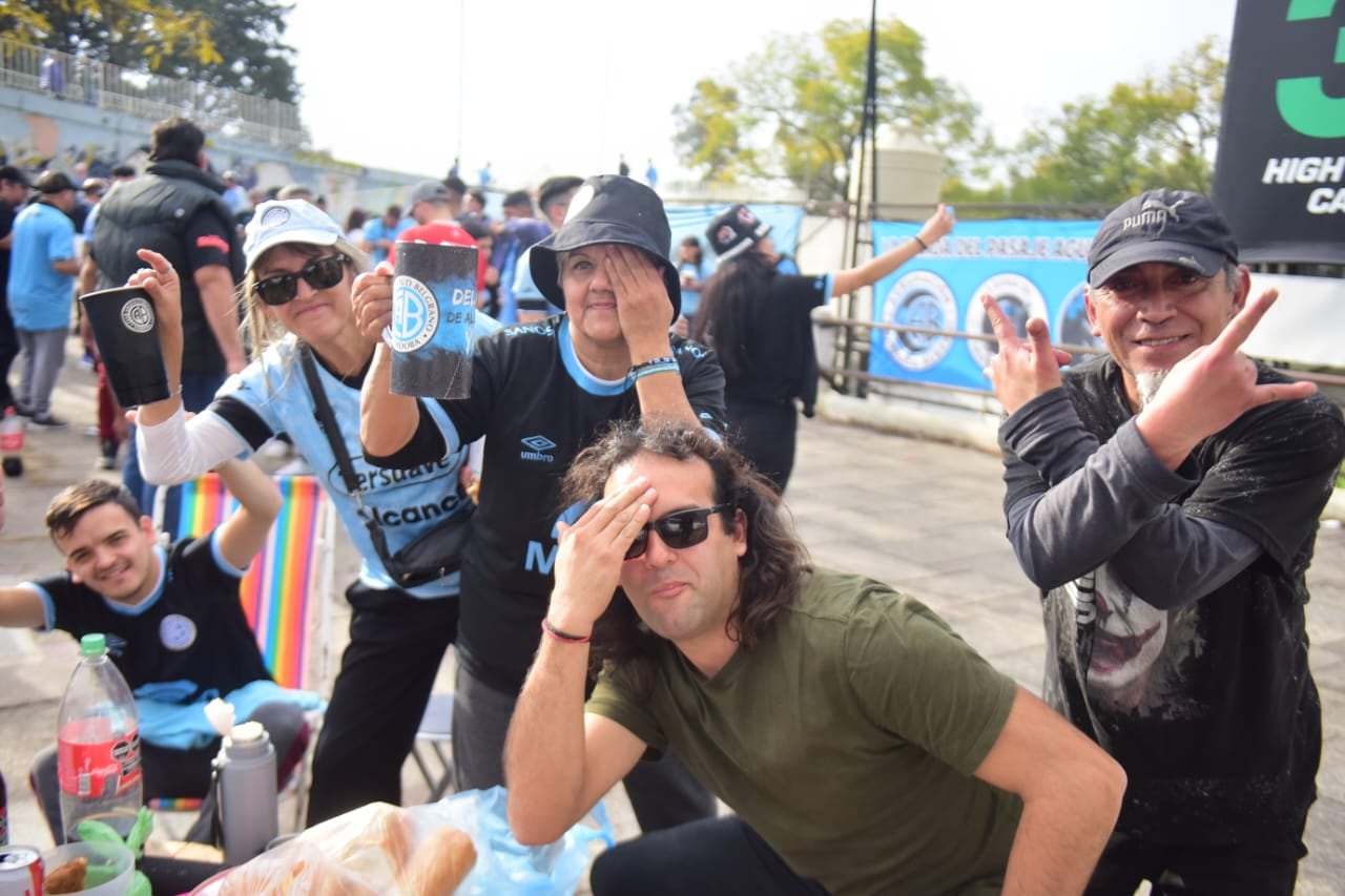 Los hinchas de Belgrano y otra muestra de amor masivo. Tremendo acompañamiento de los piratas en la Copa Argentina. (José Gabriel Hernández / Enviado a Rosario)