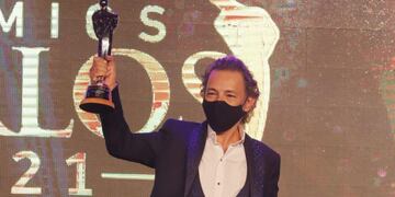 Fabián Vena recibiendo la estatuilla por "Mejor dirección teatral".