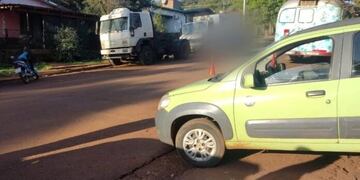 Dos lesionados tras choque entre un auto y una motocicleta en Oberá.