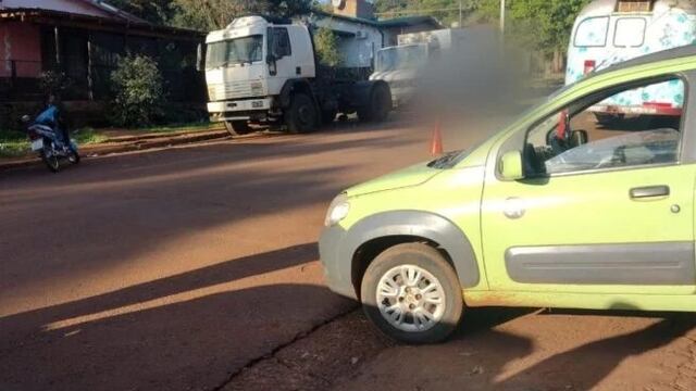 Dos lesionados tras choque entre un auto y una motocicleta en Oberá.