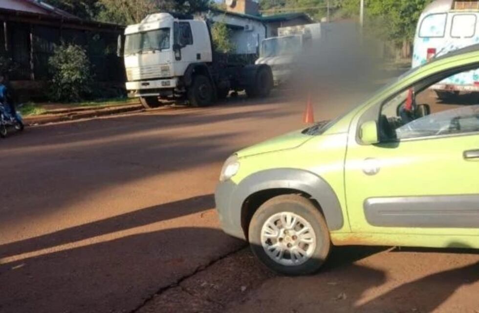 Dos lesionados tras choque entre un auto y una motocicleta en Oberá
