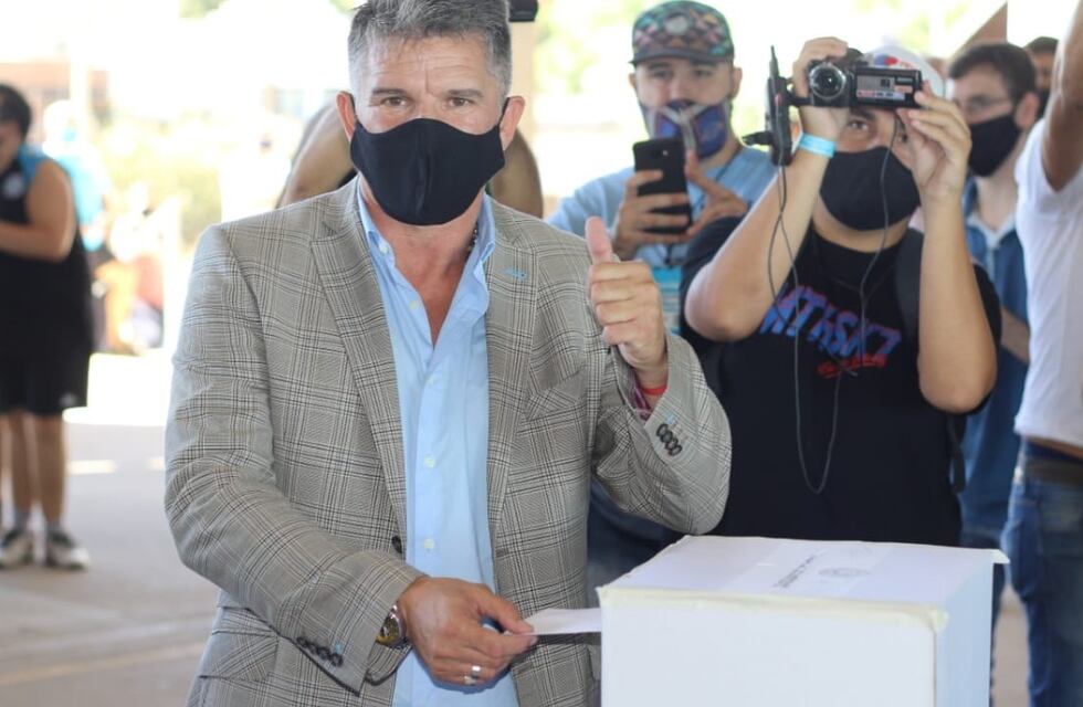 El “Luifa” Artime después de votar: “Si ganamos, firmamos el cuerpo técnico y el lunes empezamos la vuelta a Primera”