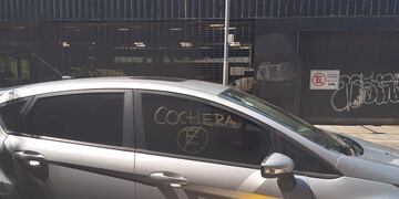 Una vecina de barrio Güemes dejó algunos carteles sobre un auto mal estacionado.