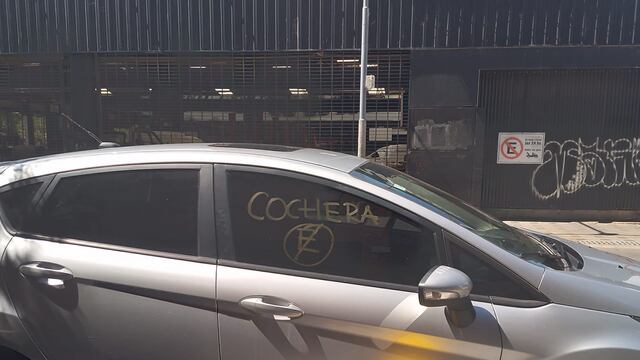 Una vecina de barrio Güemes dejó algunos carteles sobre un auto mal estacionado.