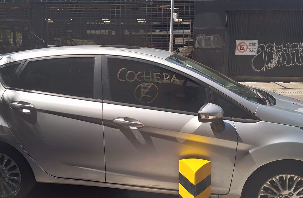 El ataque de furia de una vecina de Córdoba al encontrar un auto mal estacionado frente a su casa