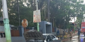 Puerto Iguazú: esperaba para cargar combustible y su automóvil ardió en llamas.