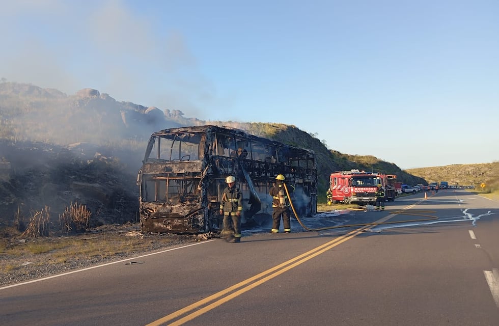 Dramático hecho: un colectivo se prendió fuego en plena ruta de Córdoba