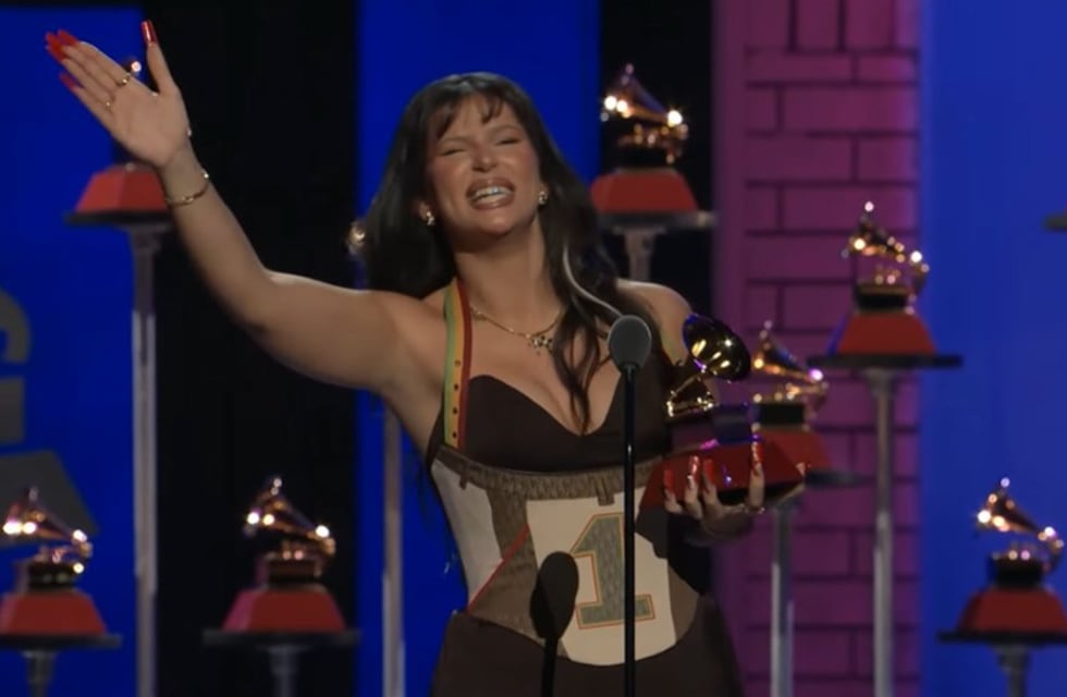 Nathy Peluso recibió su Latin Grammy al “Mejor Álbum de Música Alternativa” por “Calambre”
