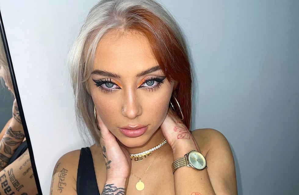 Tuli Acosta, la novia de Lit Killah, posó con minivestido negro y mostró sus tatuajes