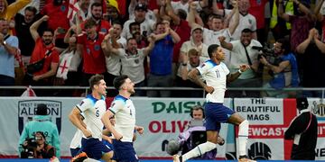 Festeja Inglaterra, festeja Marcus Rashford, autor del primer gol frente a Gales para asegurar el primer puesto en el grupo del Mundial de Qatar. (AP)