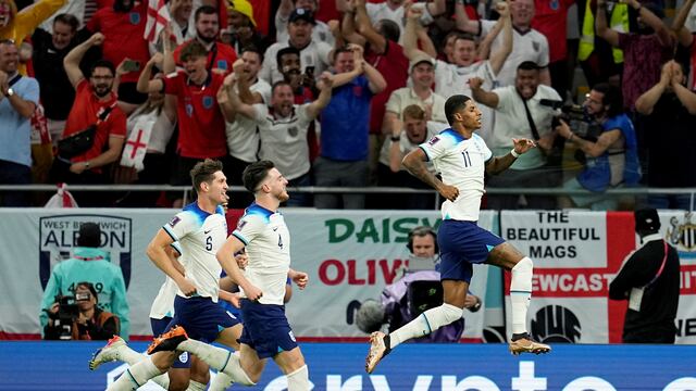 Festeja Inglaterra, festeja Marcus Rashford, autor del primer gol frente a Gales para asegurar el primer puesto en el grupo del Mundial de Qatar. (AP)