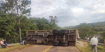 Despiste y vuelco de un camión sobre la Ruta Costera N°2.
