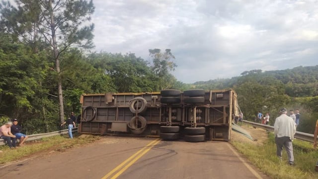 Despiste y vuelco de un camión sobre la Ruta Costera N°2.