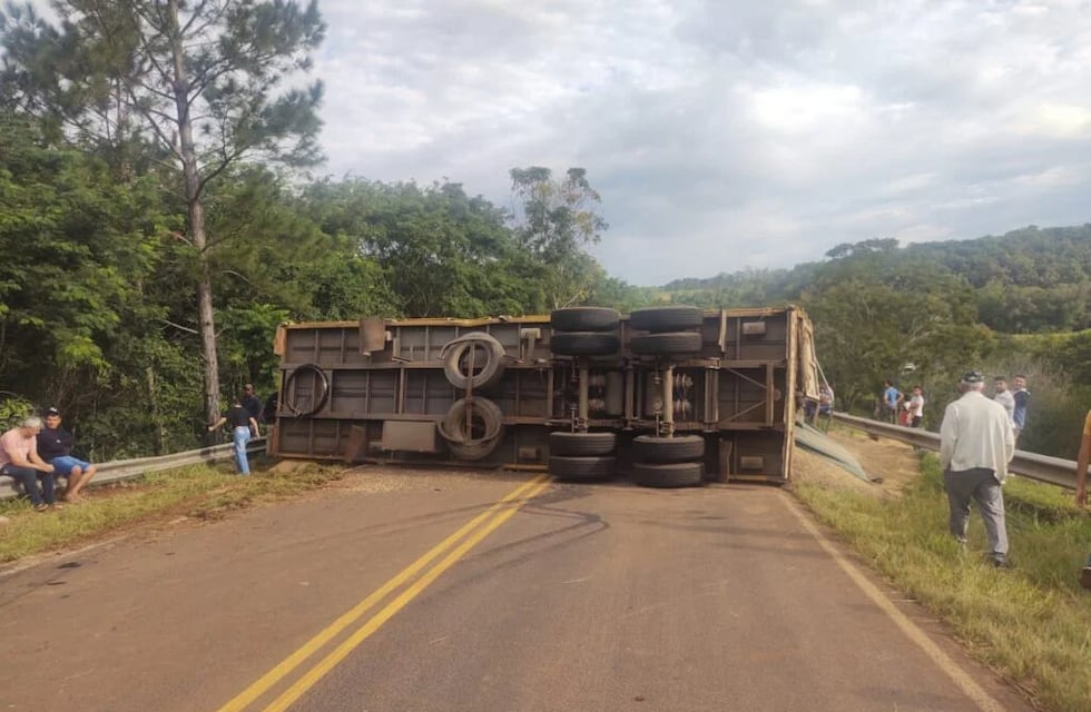 Despiste y vuelco de un camión sobre la Ruta Costera N°2