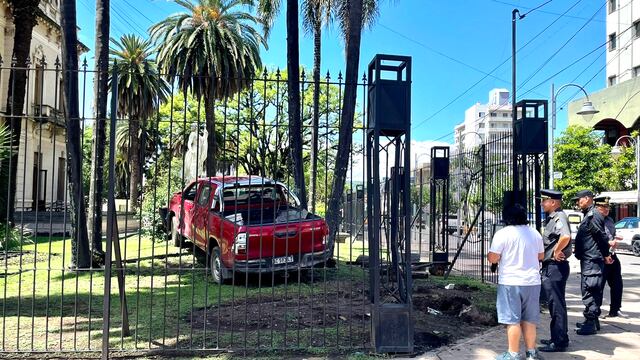 Las rejas de seguridad derribadas y la camioneta detenida varios metros adentro de los jardines de la Casa de Gobierno pueden ser demostración de la velocidad a que circulaba el vehículo que provocó el siniestro vial.