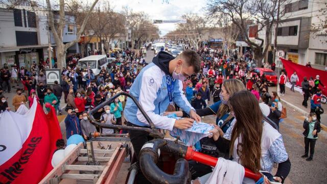Agustín Loser, medalla de bronce con el voley argentino en Tokio 2020, llegó a General Alvear y fue recibido con honores.