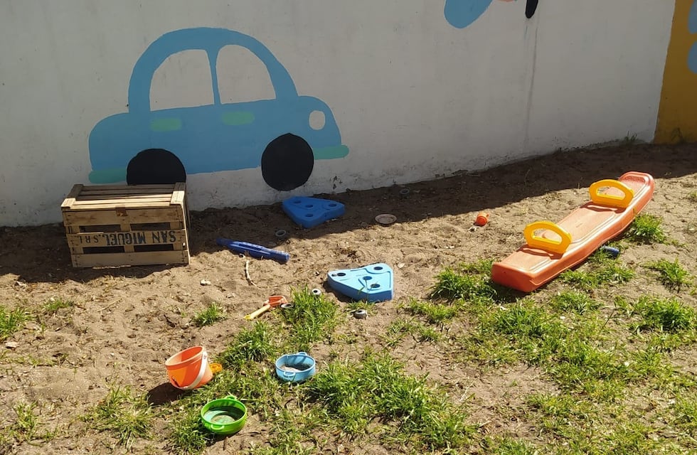 Increíble: vandalizaron juegos infantiles en el Jardín 905, los habían inaugurado 3 días antes
