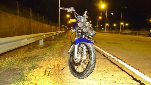 Sus amigos huyeron del lugar.