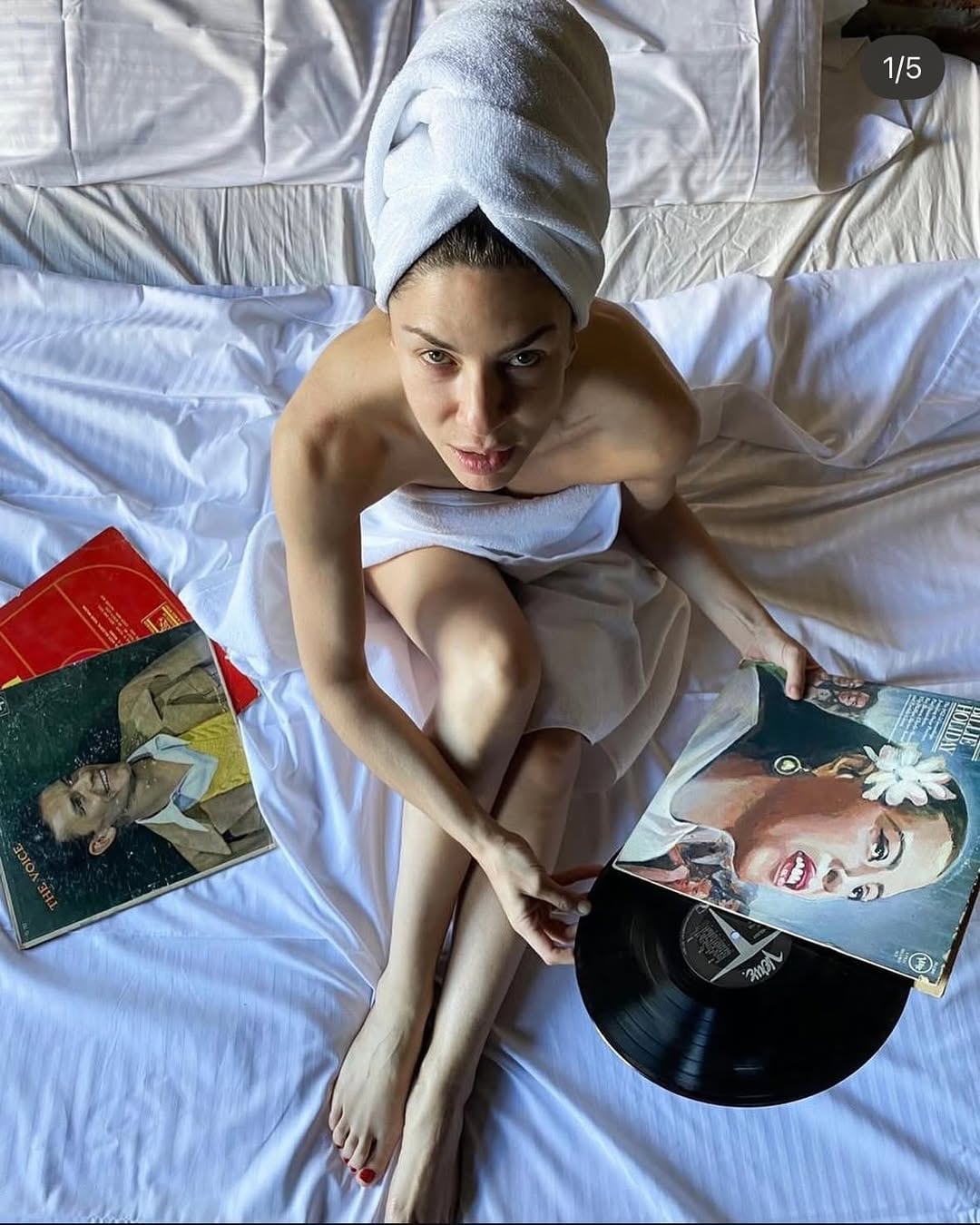 Al natural y con mucha piel a la vista, Romina Gaetani posó en toalla desde la cama