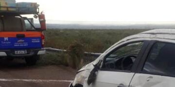 El automóvil estaba abandonado en la banquina de la ruta 89. El conductor tras el accidente decidió dejarlo en el campo. Gentileza El Cuco