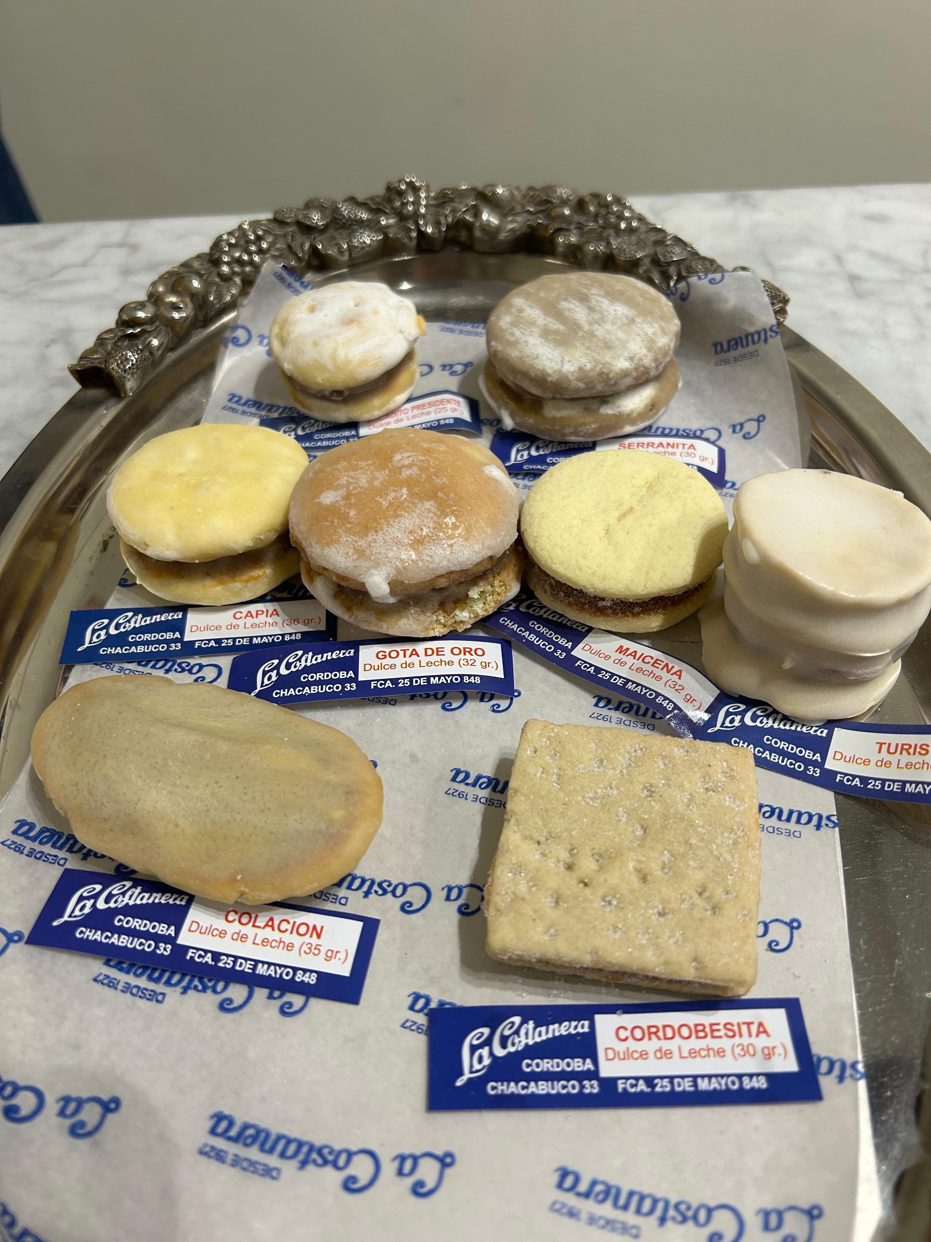 Algunos de los tantos alfajores que produce La Costanera.