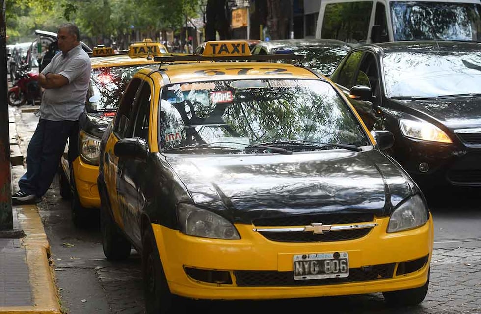Por el aumento en combustible los dueños de taxis piden aumentar las tarifas en los servicios