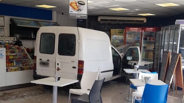 La camioneta no le arrancaba y la incrustó contra el shop de YPF