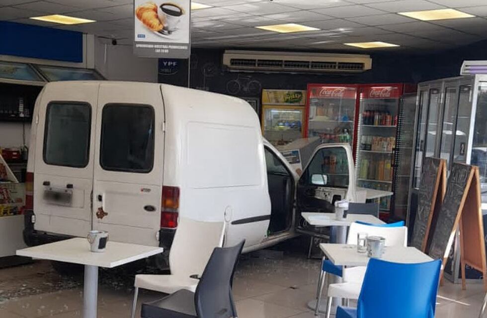 Sucedió en Córdoba: fue a cargarle nafta al auto y lo incrustó en el shop