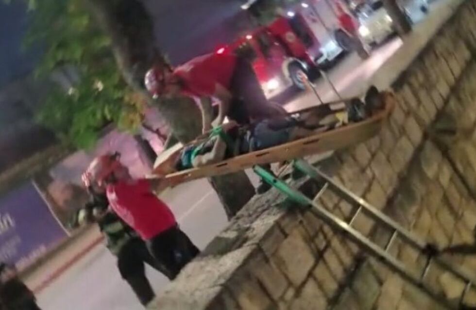 Video: cómo fue el rescate del limpiavidrios que discutió con otro y cayó a La Cañada de Córdoba