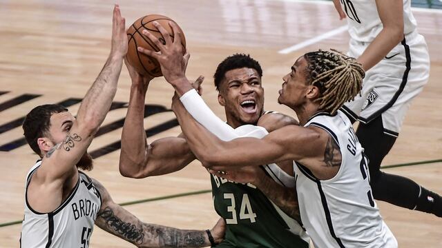 El griego Giannis Antetokounmpo fue la figura de Milwaukee en la victoria ante Brooklyn.