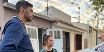 Maximiliano Postovit y Valeria Soltermam, dialogando con los vecinos.