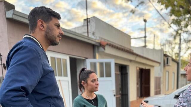 Maximiliano Postovit y Valeria Soltermam, dialogando con los vecinos.