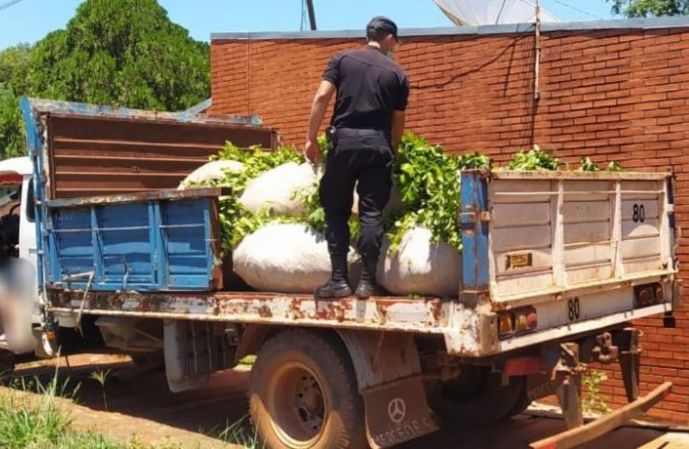 Secuestran camión con raídos de yerba robada en Campo Grande