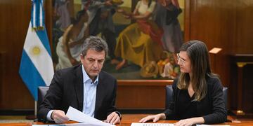 El ministro de Economía, Sergio Massa, y la directora de la Anses, Fernanda Raverta. (Foto / Ministerio de Economía)