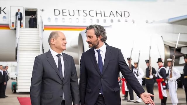 El canciller de Alemania, Olaf Scholz, llegó a la Argentina y fue recibido por su par Santiago Cafiero. - Gentileza