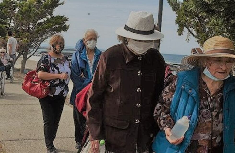 Luego de 9 meses los abuelos del Hogar “Nuevo Amanecer” pasearon por la costanera