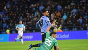 El goleador Franco Jara y un arquero vencido. Se destapó el delantero de Belgrano (Foto: Javier Ferreyra / La Voz).