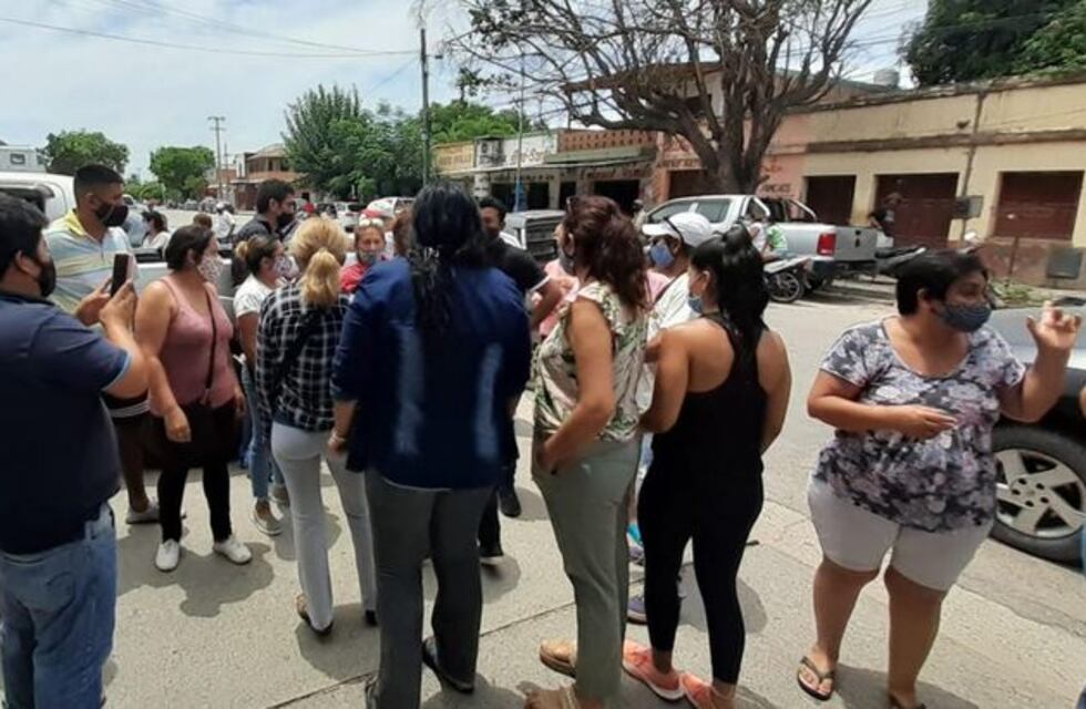 Médicos y vecinos de Orán impidieron que se llevaran ambulancias del hospital público