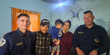 Héroes. Los efectivos que rescataron al pequeño visitaron a los padres. (El Doce)