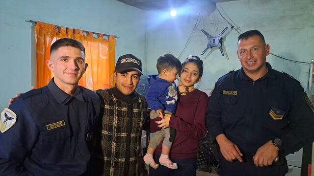 Héroes. Los efectivos que rescataron al pequeño visitaron a los padres. (El Doce)
