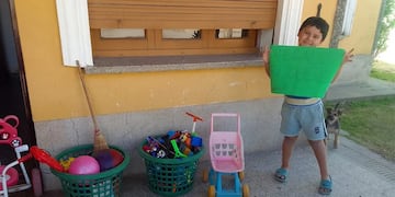 El pequeño cordobés decidió donar sus juguetes instalando un "puesto" en la vereda de su casa.